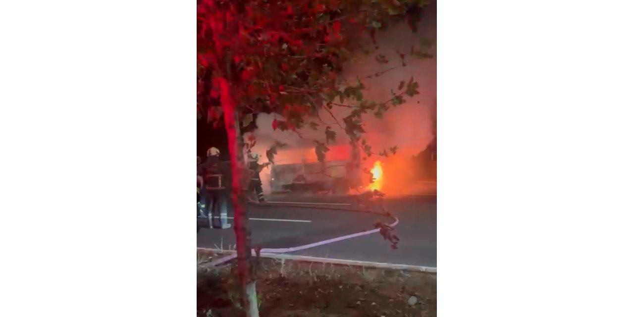 Diyarbakır’da park halindeki minibüs alev aldı