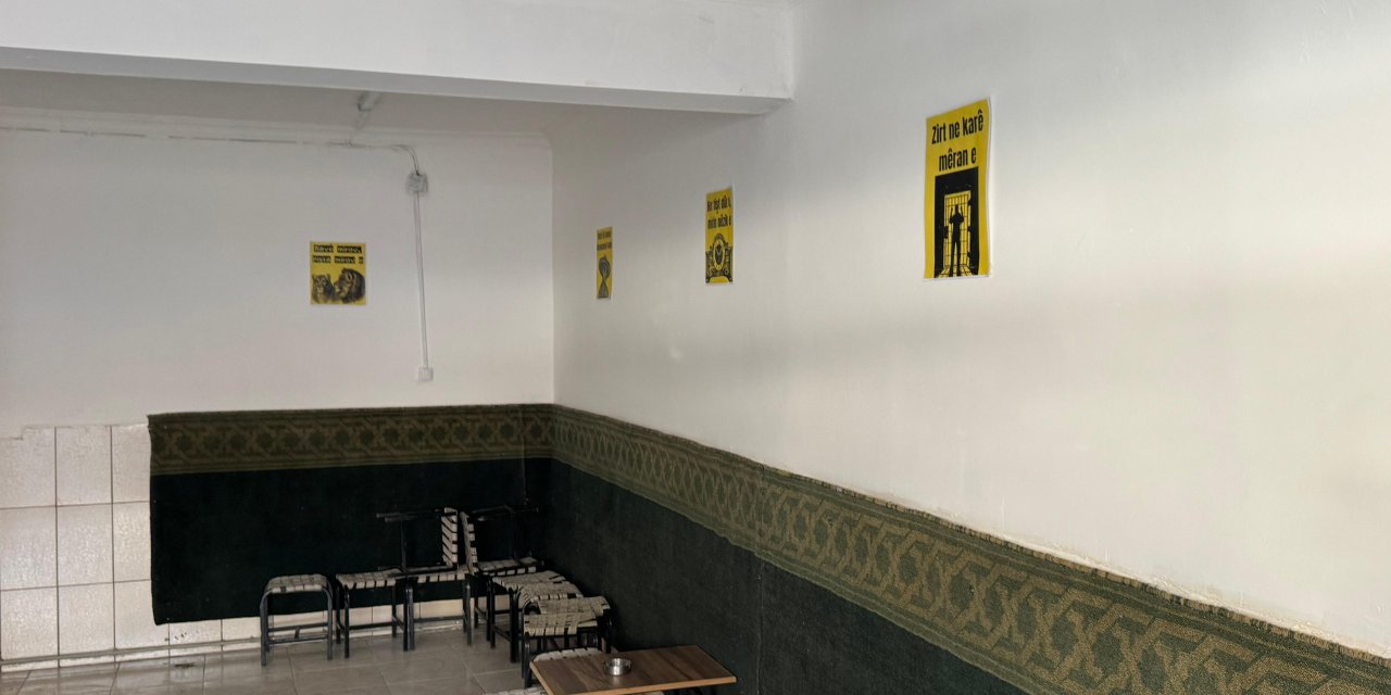 Yüksekova’da bir kahvede Kürtçe deyimler duvara asıldı