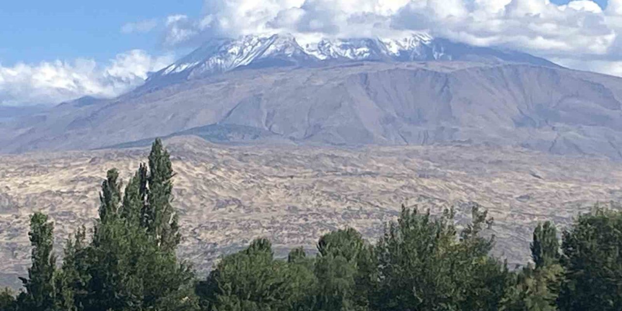 Ağrı Dağı’na mevsimin ilk karı yağdı