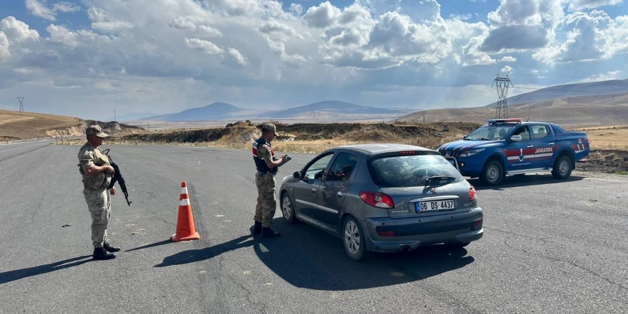 Kars’ta jandarma ekiplerince düzensiz göçle mücadele uygulaması