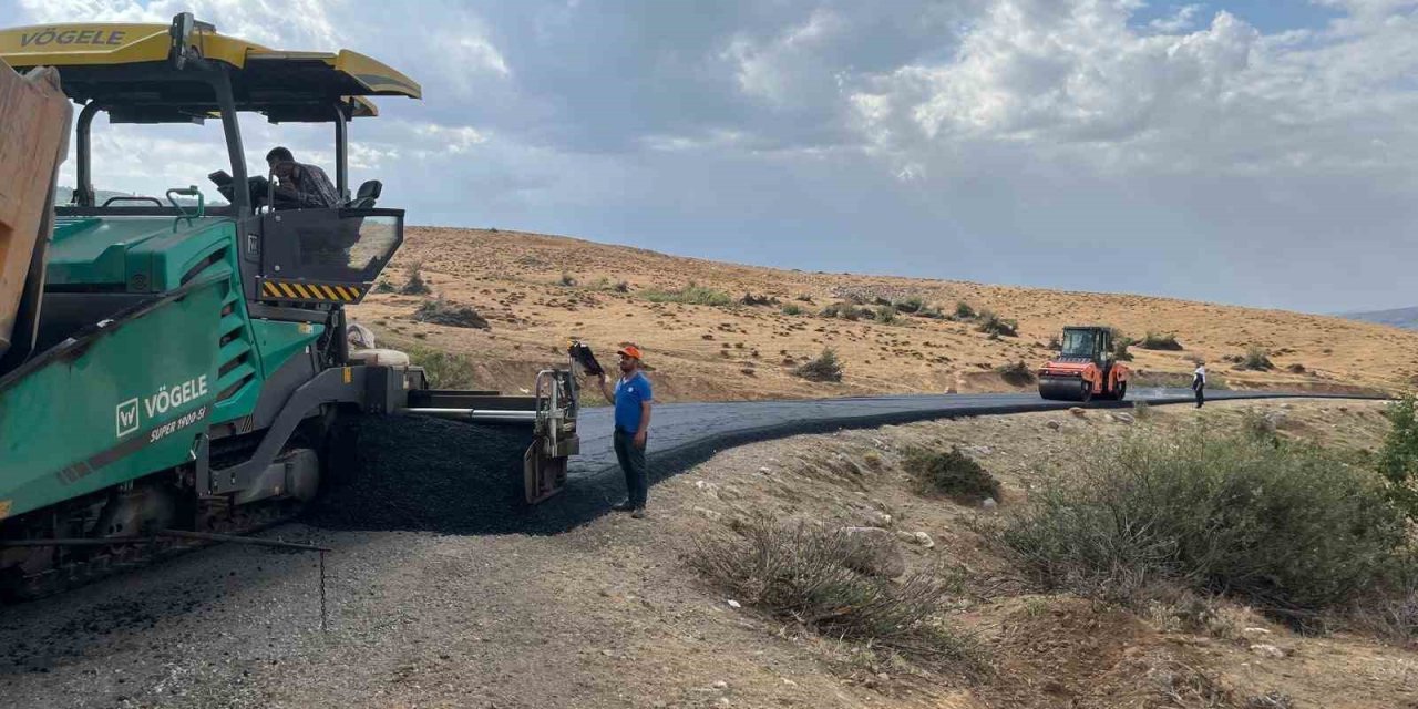 Muş’ta yol yapım çalışmaları devam ediyor