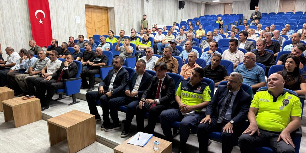 Hakkari’de öğrenci servis şoförlerine ‘öncelik çocuk güvenliği’ toplantısı