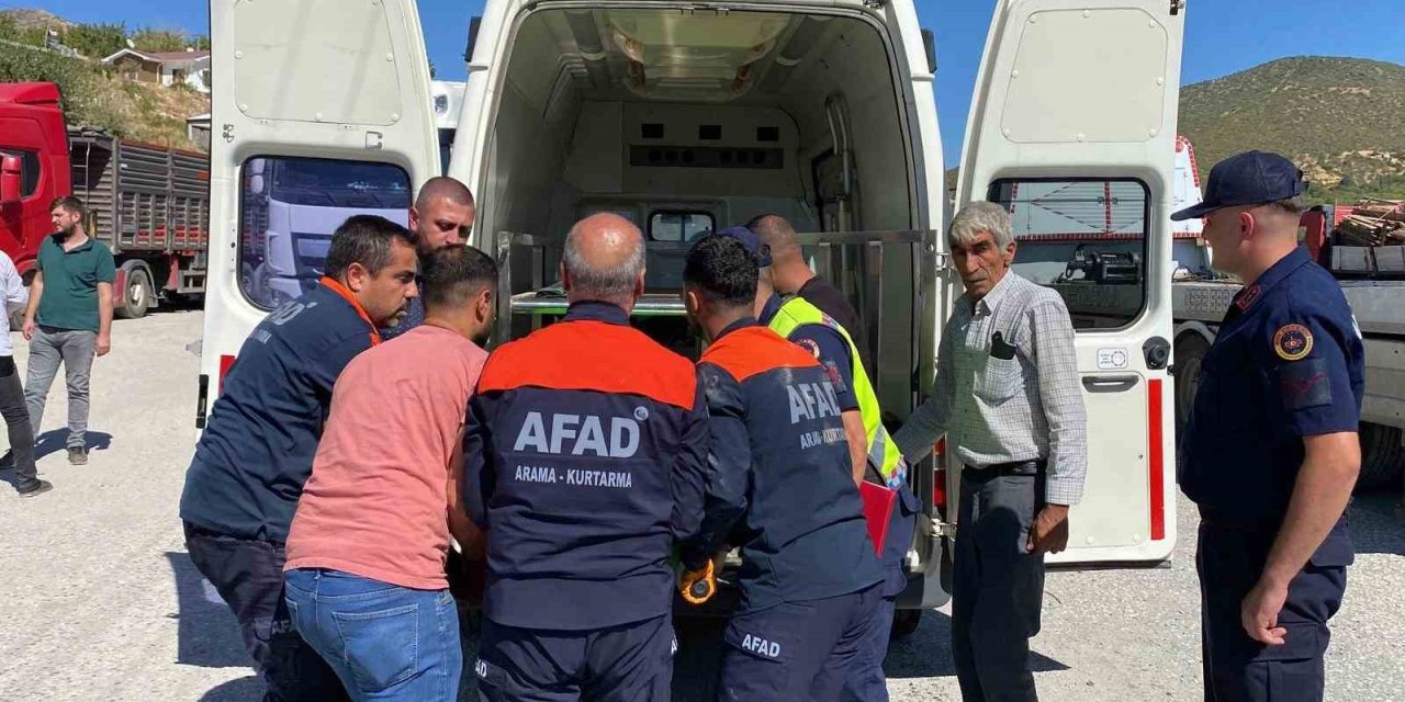 Elazığ’da hafif ticari araç tırın altına girdi: 1 kişi öldü