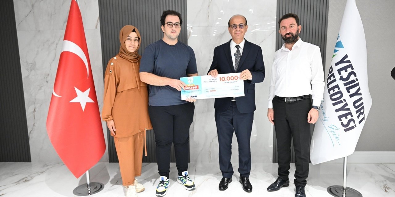 Yeşilyurt’ta YKS’de ilk 2 bine giren öğrencilere ödül verildi