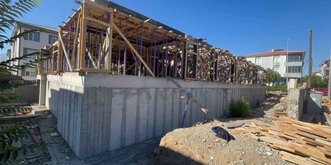 Erzincan'da apartman inşaatından düşen işçi ağır yaralandı