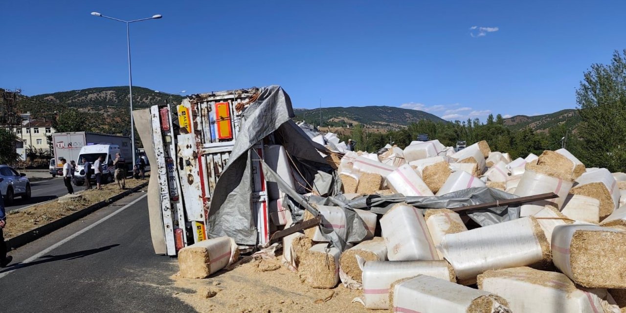 Bingöl’de saman yüklü kamyon devrildi