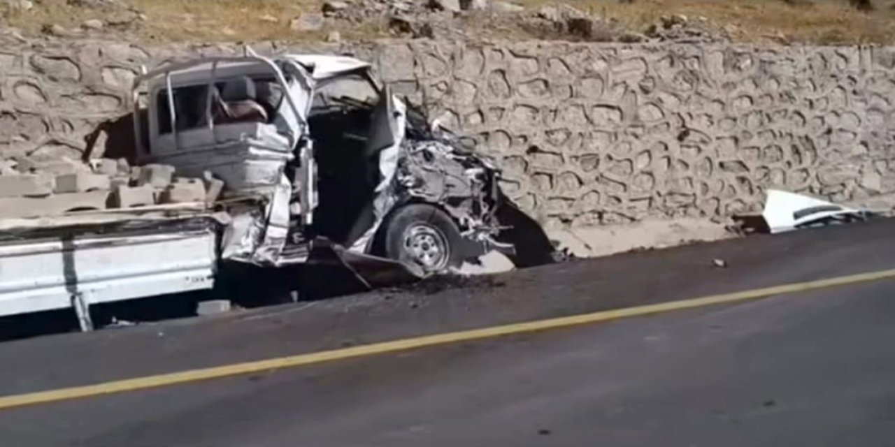 Freni boşalan park halindeki tır, park halindeki kamyonete çarptı