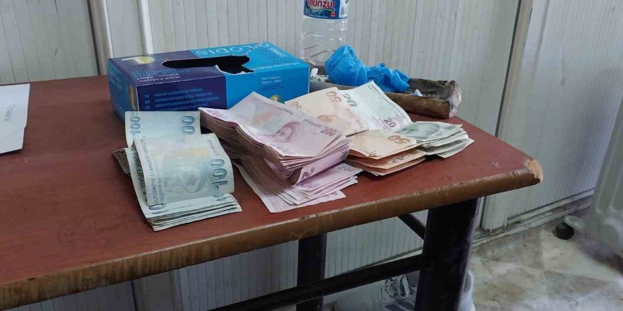 Temizlik personeli bulduğu poşet dolusu parayı polise verdi