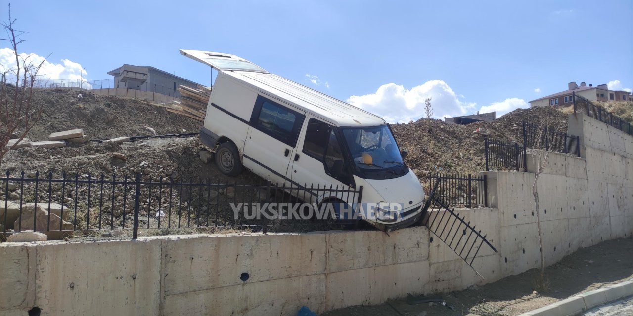 Yüksekova'da kereste yüklü minibüs, okul bahçesinin duvarına çarptı