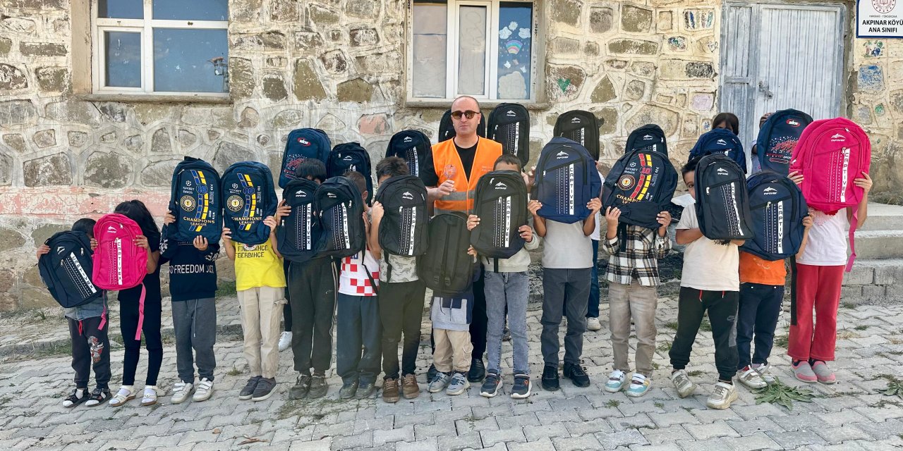 Yüksekova'nın Akpınar Köyü’ndeki 40 öğrenciye okul çantası hediye edildi