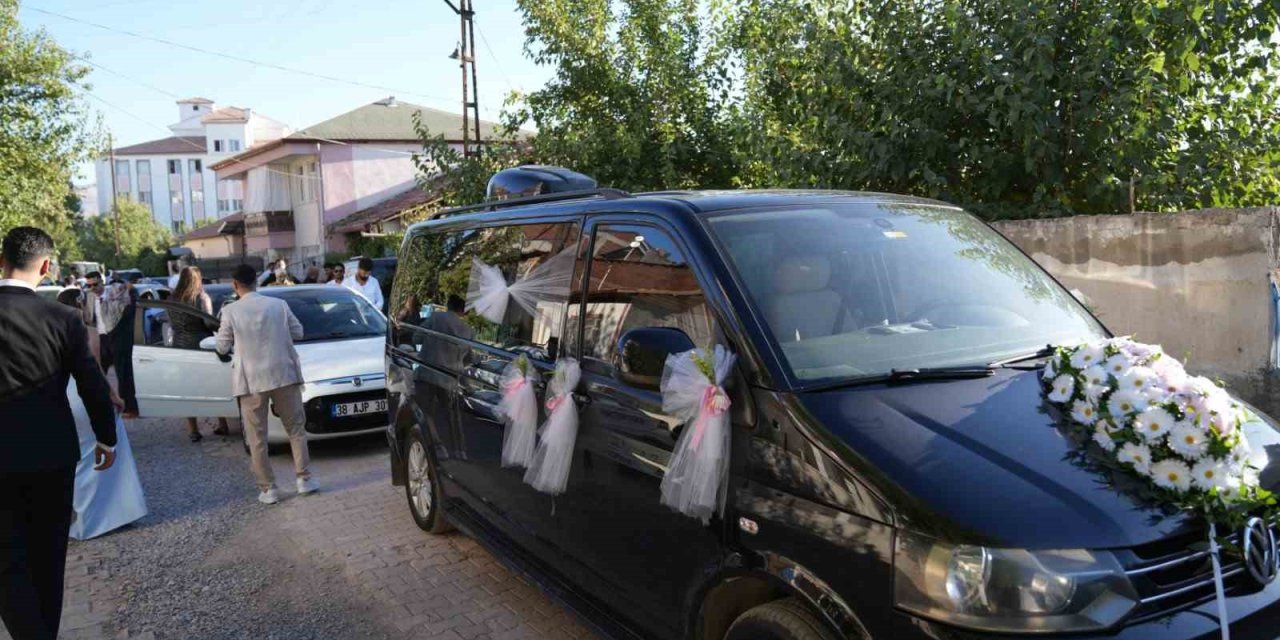 Belediye Başkanı Bayram Taşkın'ın makam aracı depremzede çiftin gelin arabası oldu