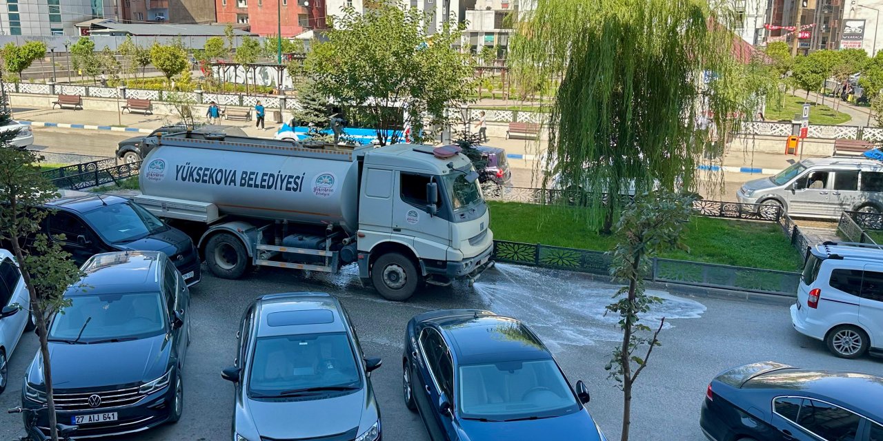 Cengiz Topel Caddesi ve ara sokaklarda sulama çalışması