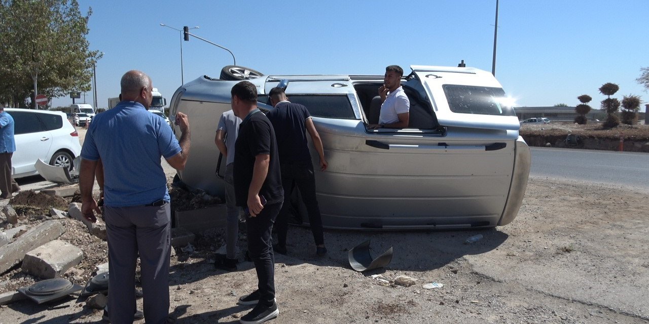 Kilis’te otomobil ile hafif ticari araç çarpıştı: 3 kişi yaralandı
