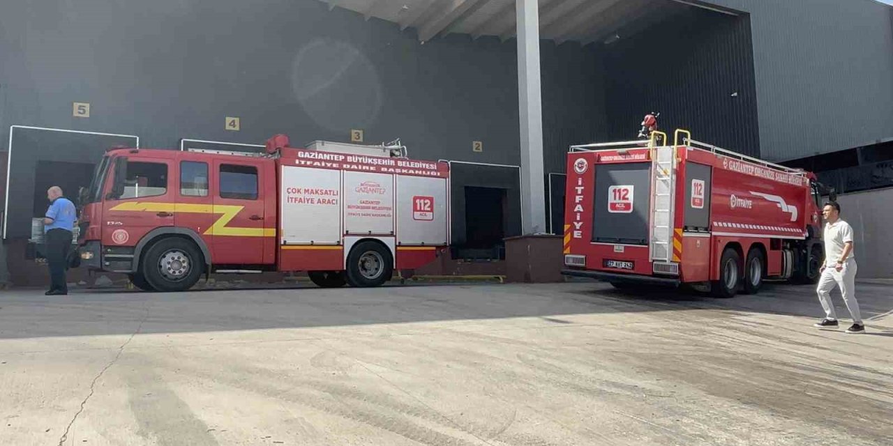 Antep’te fabrika yangınında 2 kişi dumandan etkilendi