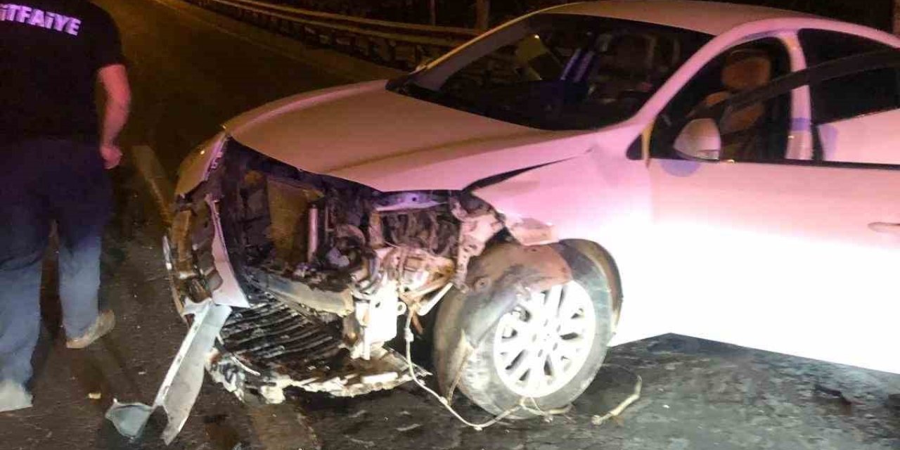 Mardin’de araba demir bariyerlere çarptı: 1 yaralı
