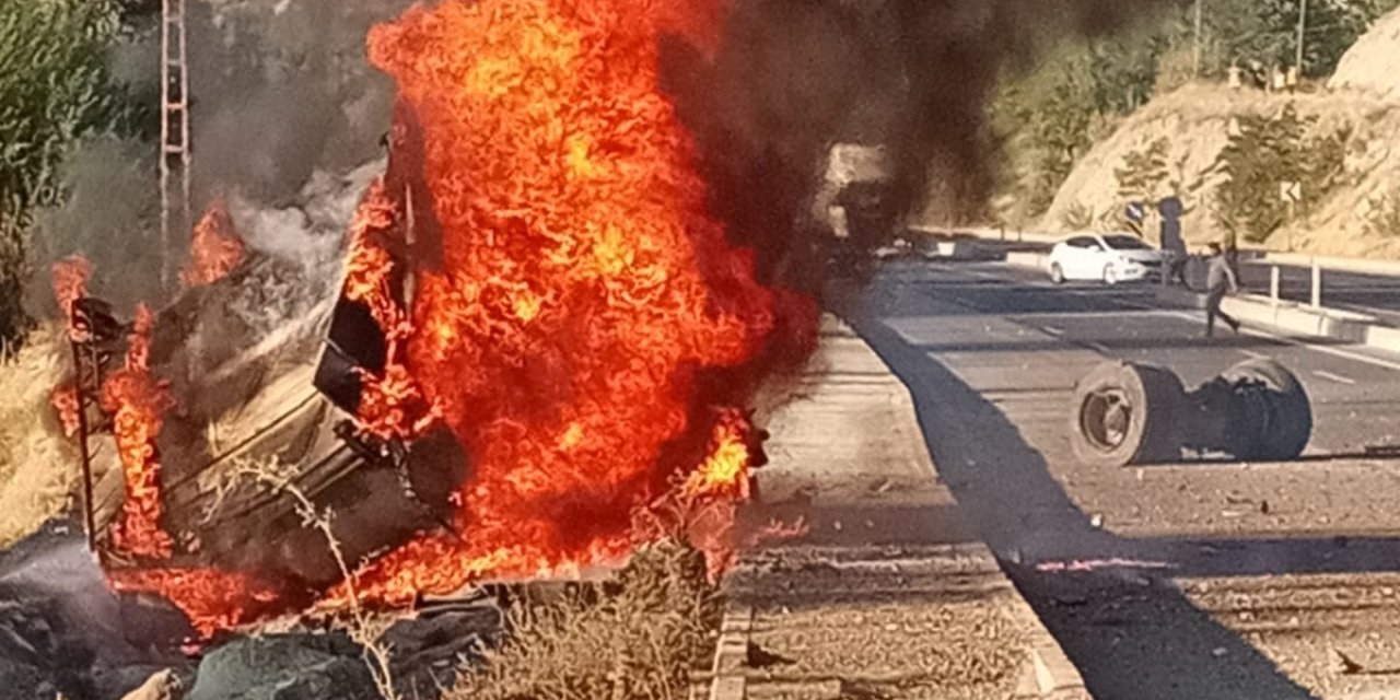 Darende'de otobüs ile çarpışan tır devrilip alev alev yandı: 1 yaralı