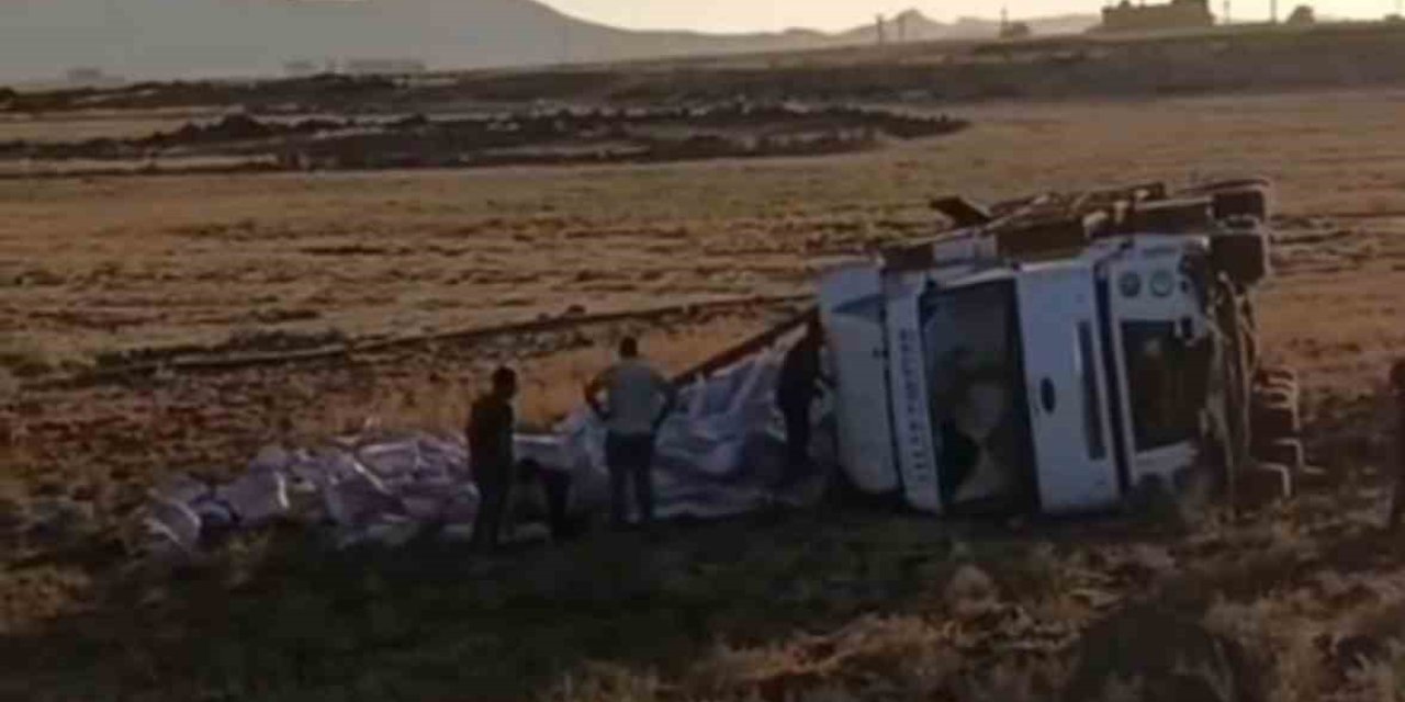 Kızıltepe'de tır şarampole yuvarlandı: 1 yaralı