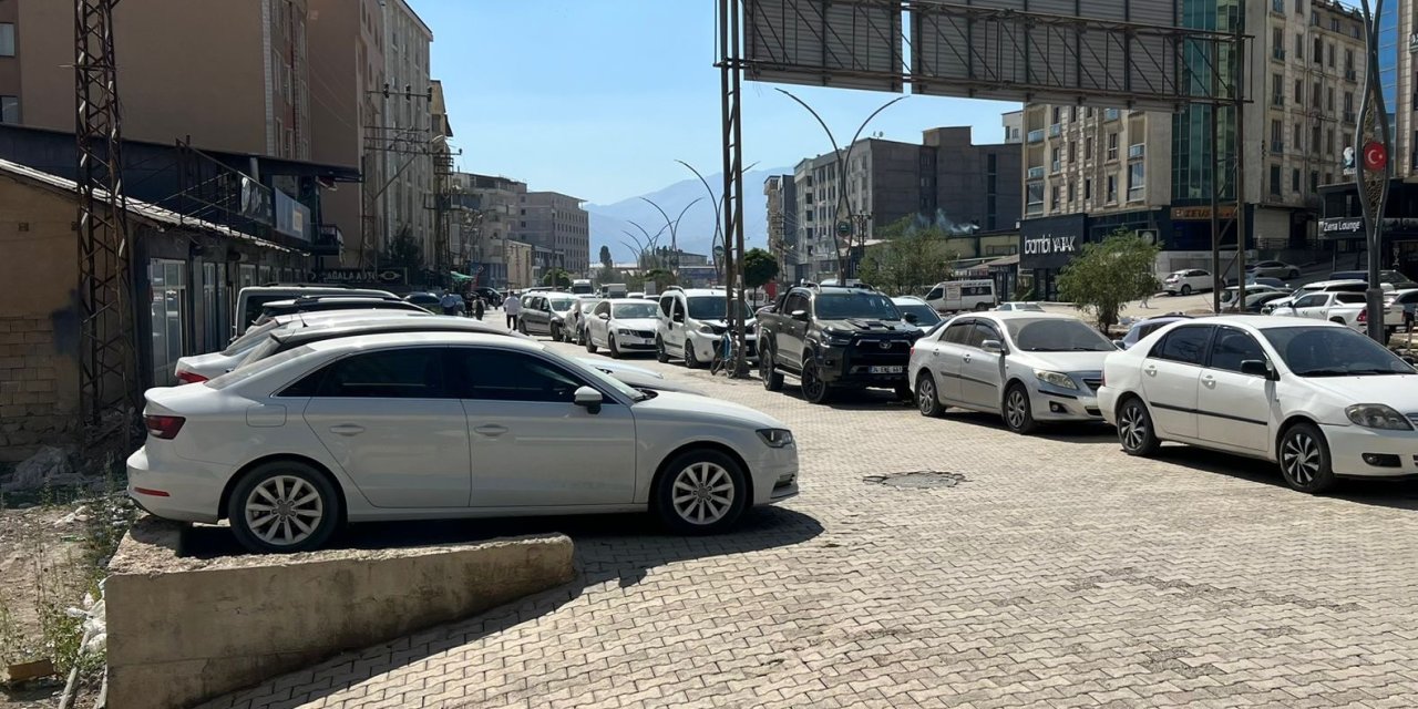 Yüksekova’da kaldırımlar otoparka döndü