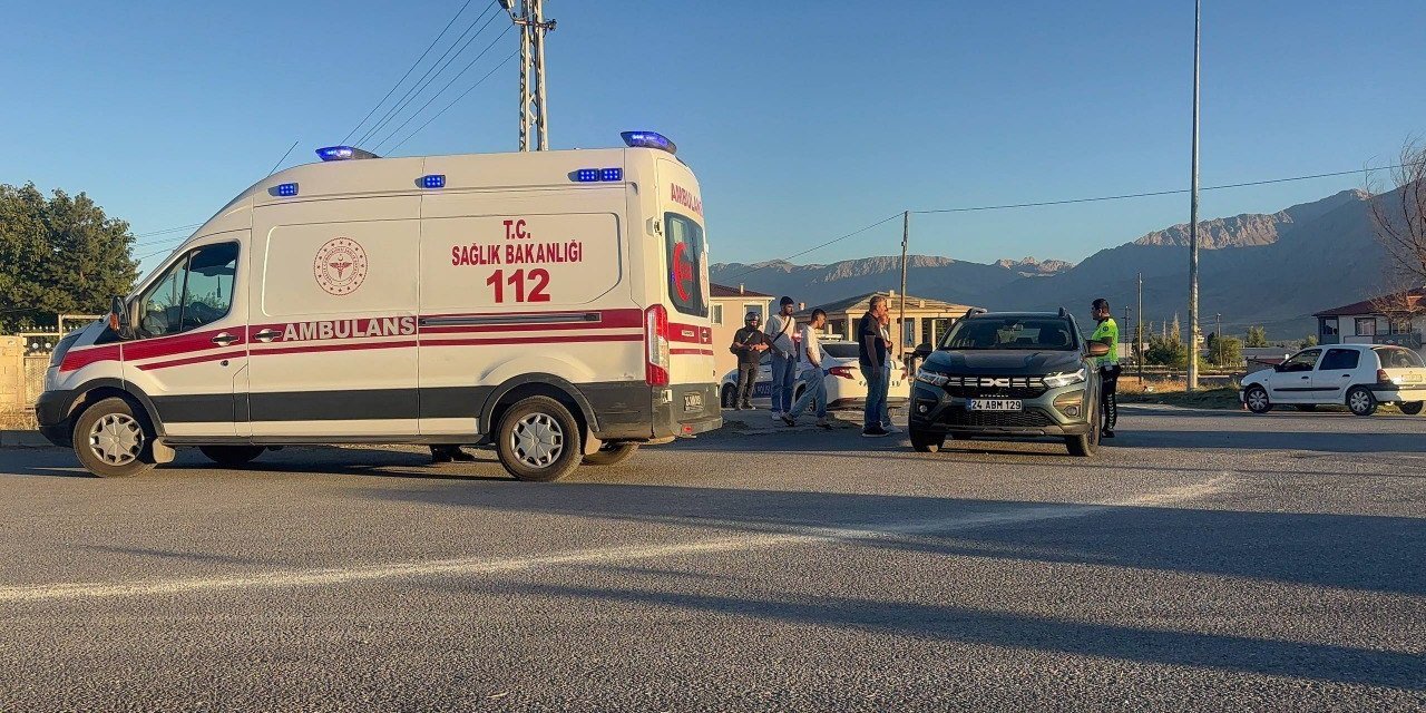 Erzincan'da otomobille çarpışan motosikletin sürücüsü yaralandı