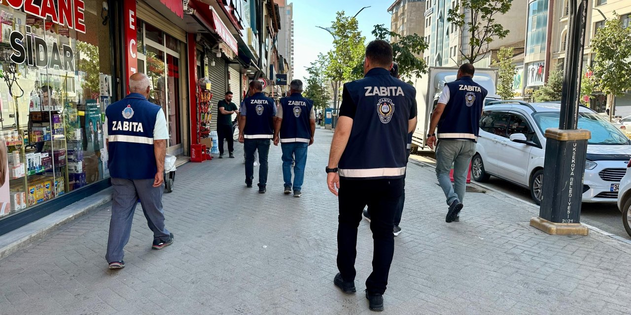 Yüksekova’da zabıtadan Cengiz Topel Caddesi’nde kaldırım işgali denetimi