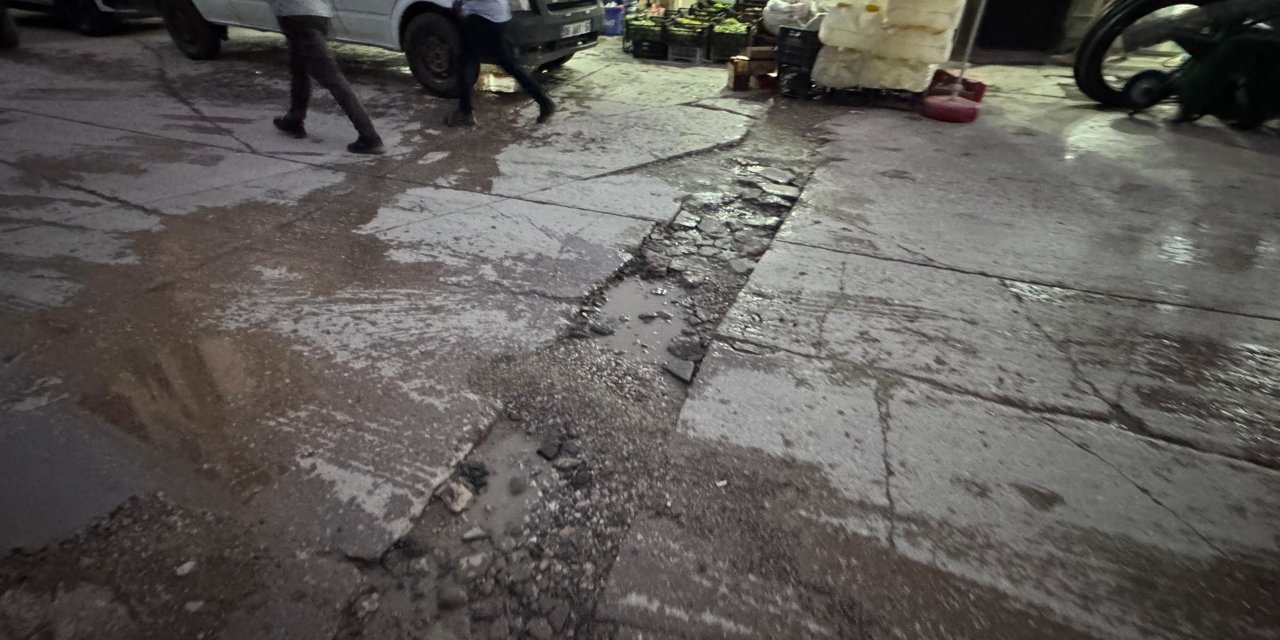 Yüksekova Özgürlük Meydanı’ndaki bozuk yollar vatandaşları zorluyor
