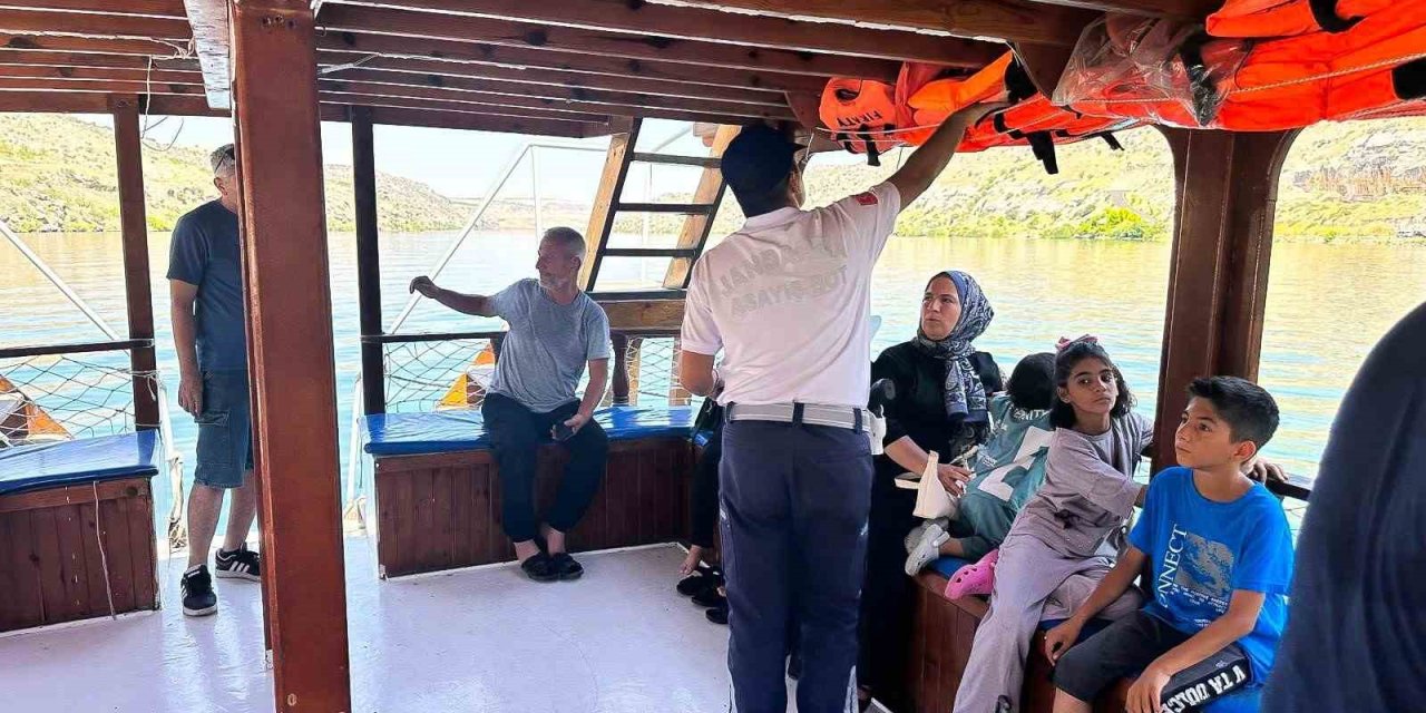 Şanlıurfa'nın Halfeti ilçesinde jandarmadan teknelerde denetim