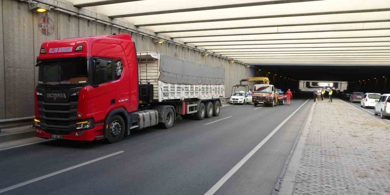 Malatya'da sivil ekip aracı ile jandarma aracı çarpıştı, trafik kilitlendi