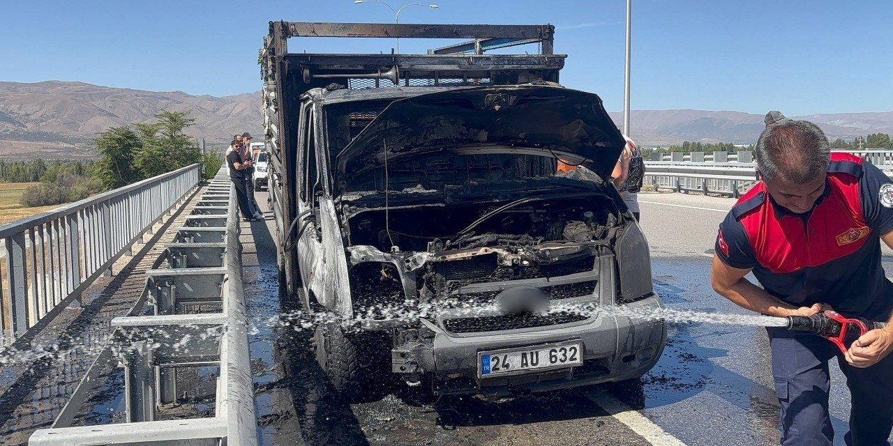 Erzincan’da seyir halindeki kamyon alev aldı
