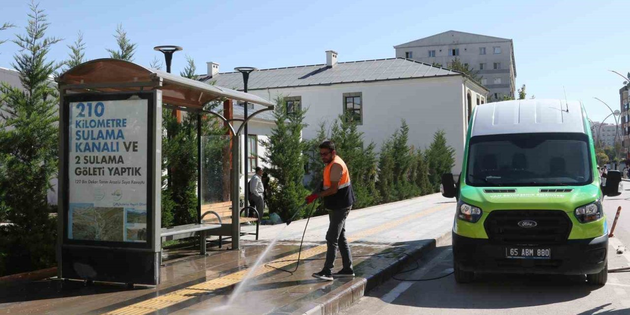 Van’da mobil temizlik ve yıkama aracıyla duraklar temizleniyor
