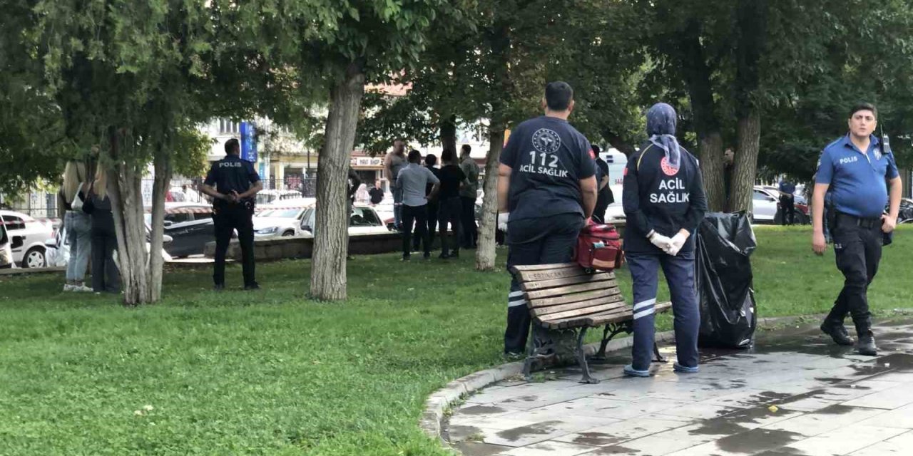 Erzincan'da kızlarının gözü önünde bıçağı boğazına dayayan adamı polisler ikna etti
