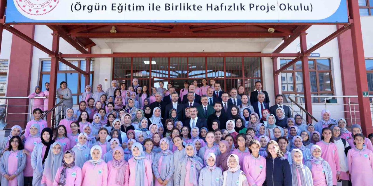 Bakan Tekin’den Erzurum’da okul ziyareti