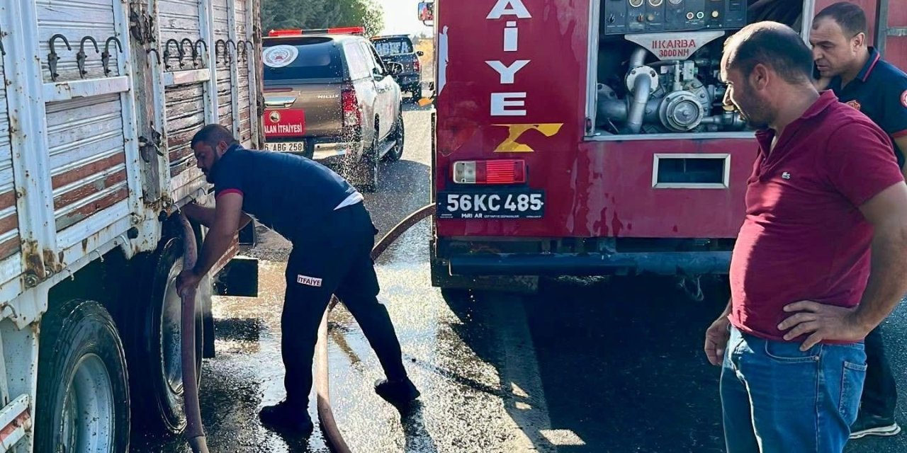 Kurtalan'da seyir halindeki kamyonet alev aldı