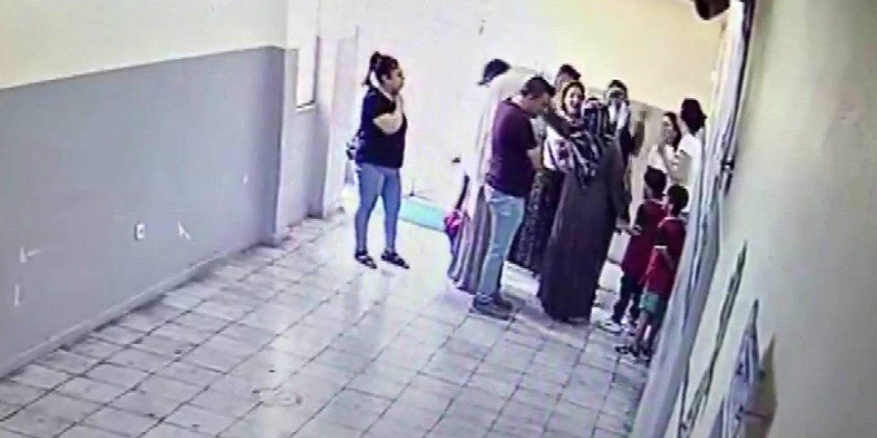 Kavga eden öğrencileri ayıran öğretmeni veliler darbetti