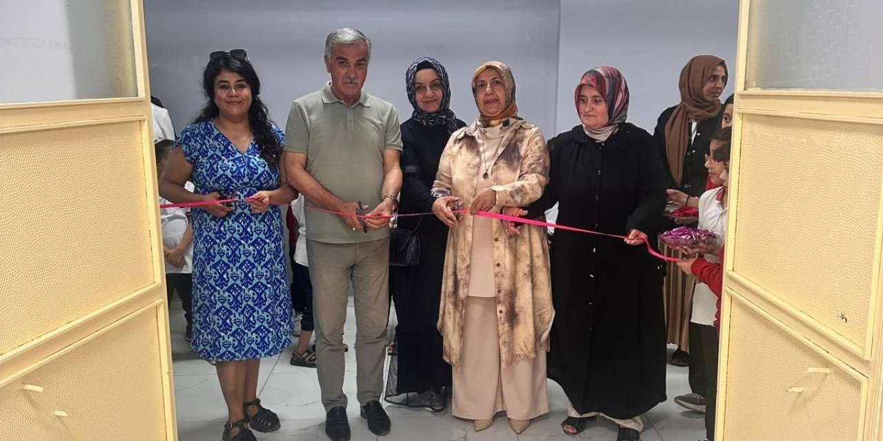 Depremde kaybettiği torunları adına konferans salonu açtı