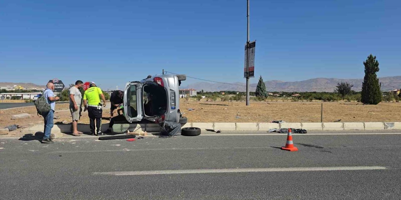 Elazığ’da motorla otomobil çarpıştı: 1’i ağır 2 yaralı