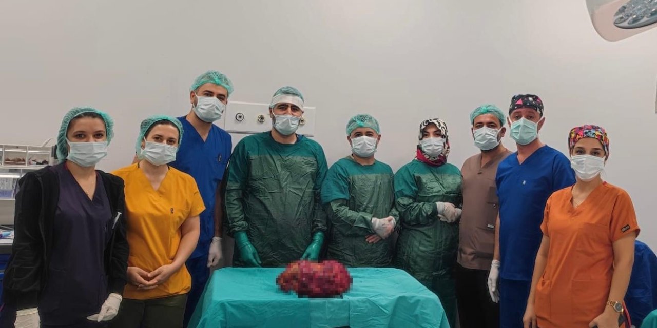6 kiloluk böbrek, ameliyatla alındı