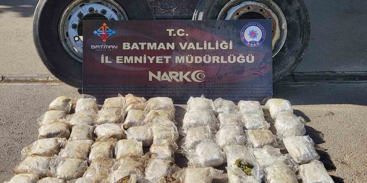 Tırın tekerinde 27 kilo skunk yakalandı