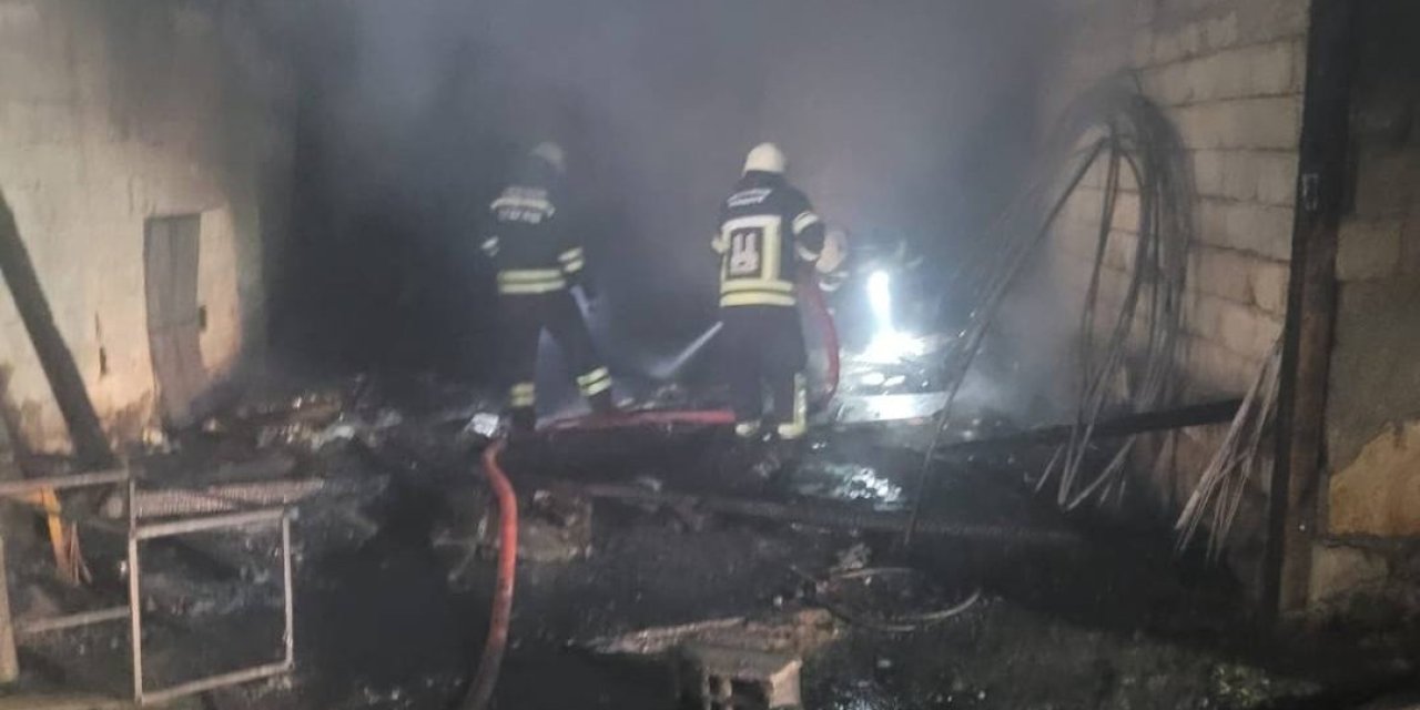 Erzurum'da kopan elektrik kablosu depoyu kül etti