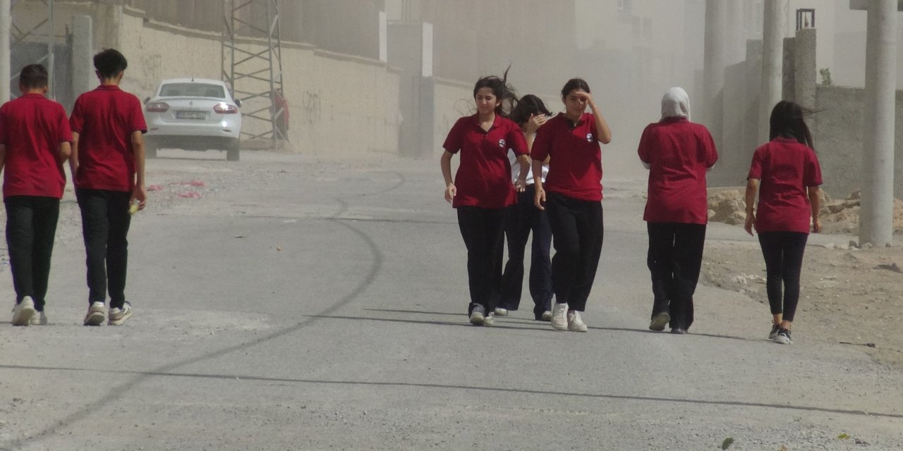 Silopi'de fırtına etkili oldu