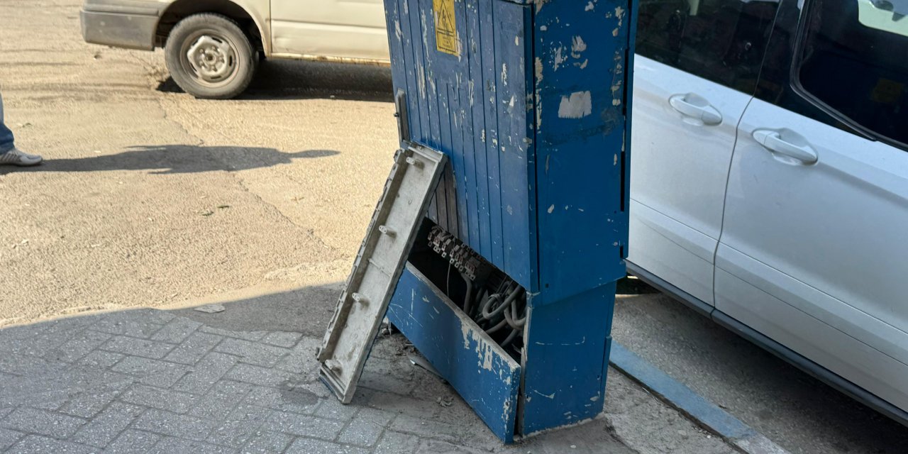 Yüksekova’da açıkta kalan elektrik panosu tehlike saçıyor
