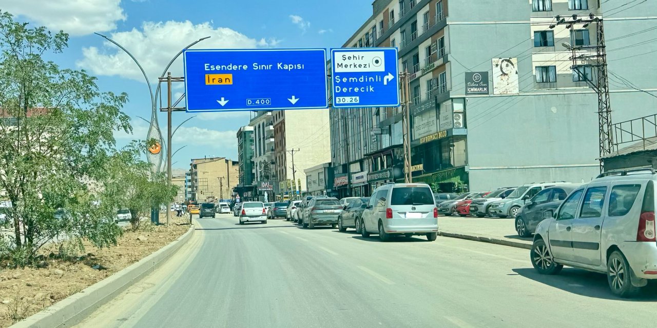 Uyarılara rağmen kaldırımlara park sürüyor