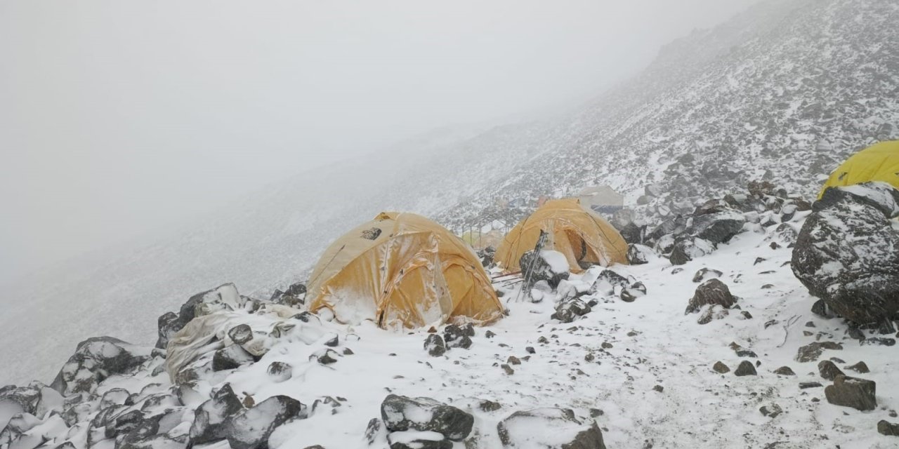 Ağrı Dağı’nda tırmanışa tipi engel oldu