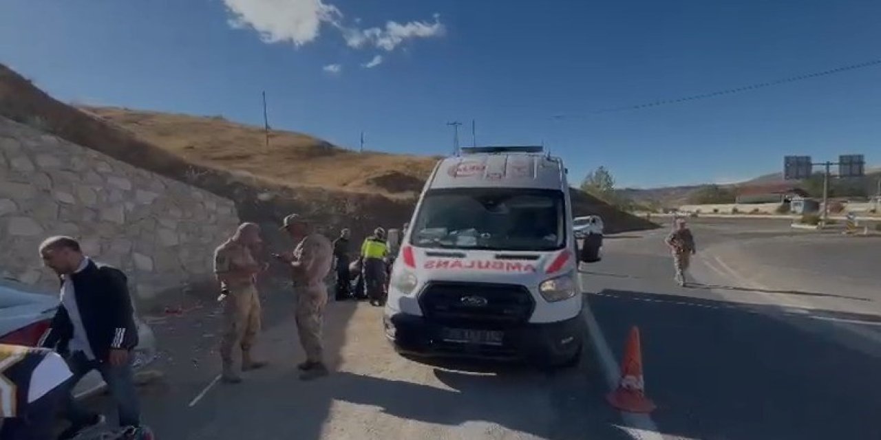 Elazığ’da otomobil durağa daldı: 1’i ağır 6 kişi yaralandı