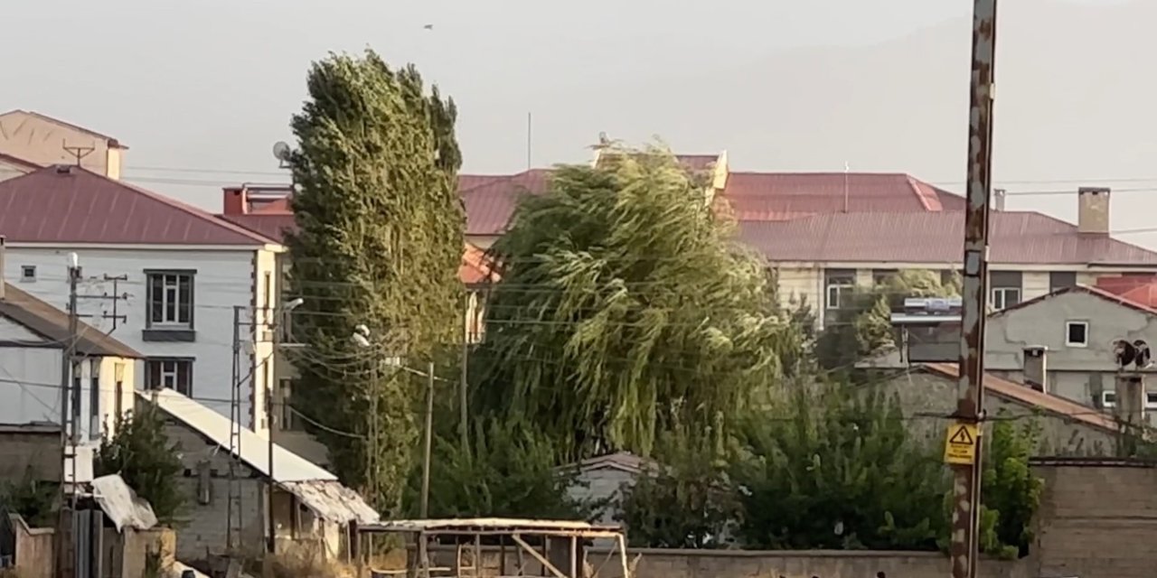 Yüksekova’da şiddetli rüzgar hayatı olumsuz etkiledi