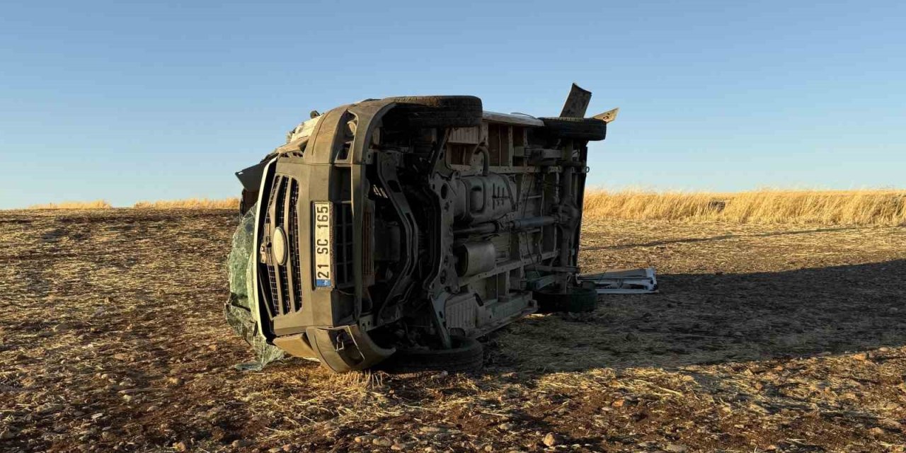 Diyarbakır’da öğrenci servisi ile otomobil çarpıştı: 9 kişi yaralandı