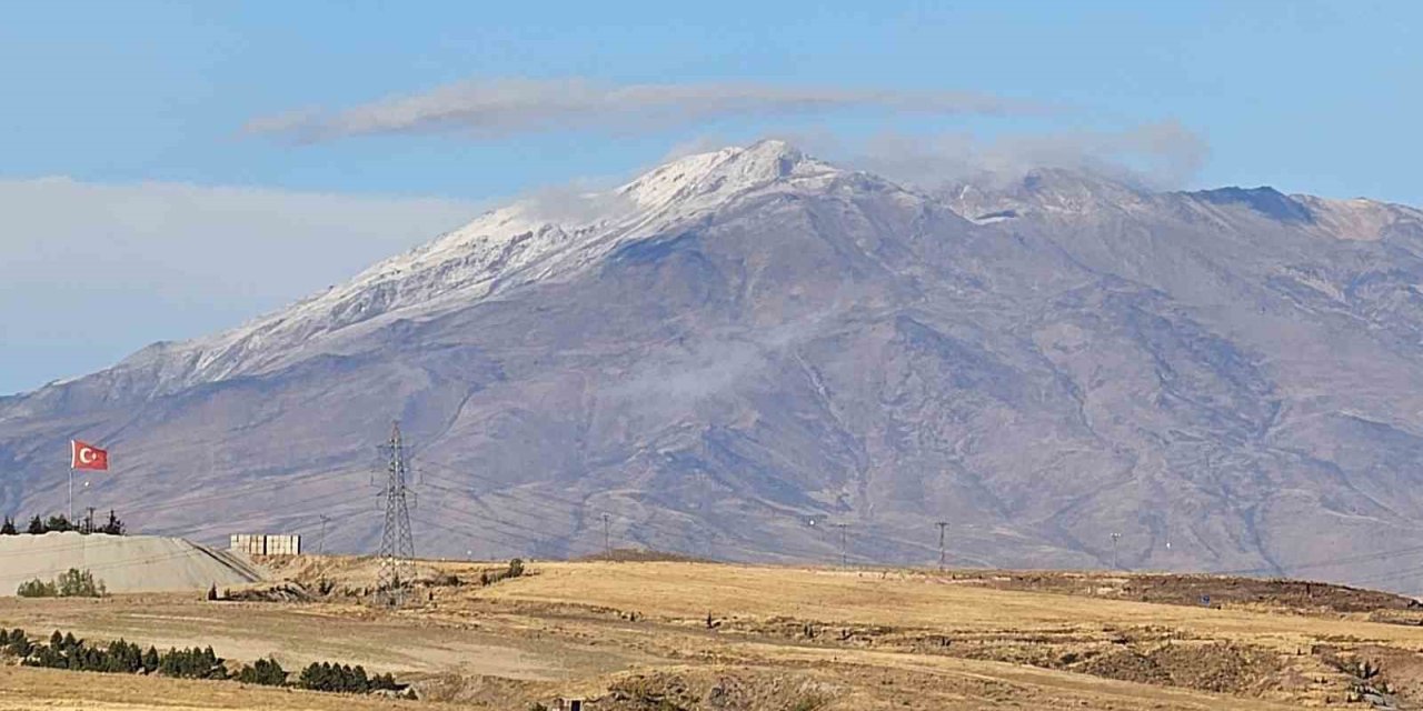 Bitlis'in Adilcevaz ilçesi sınırlarında bulunan Süphan Dağı’na mevsimin ilk karı düştü