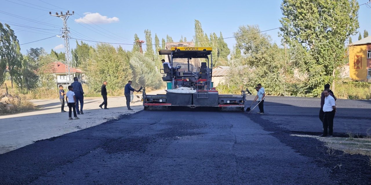 Büyükçiftlik beldesinde sıcak asfalt çalışması başladı