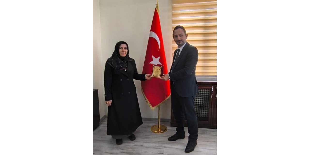 Erzurum'da başarılı hocalara teşekkür plaketi