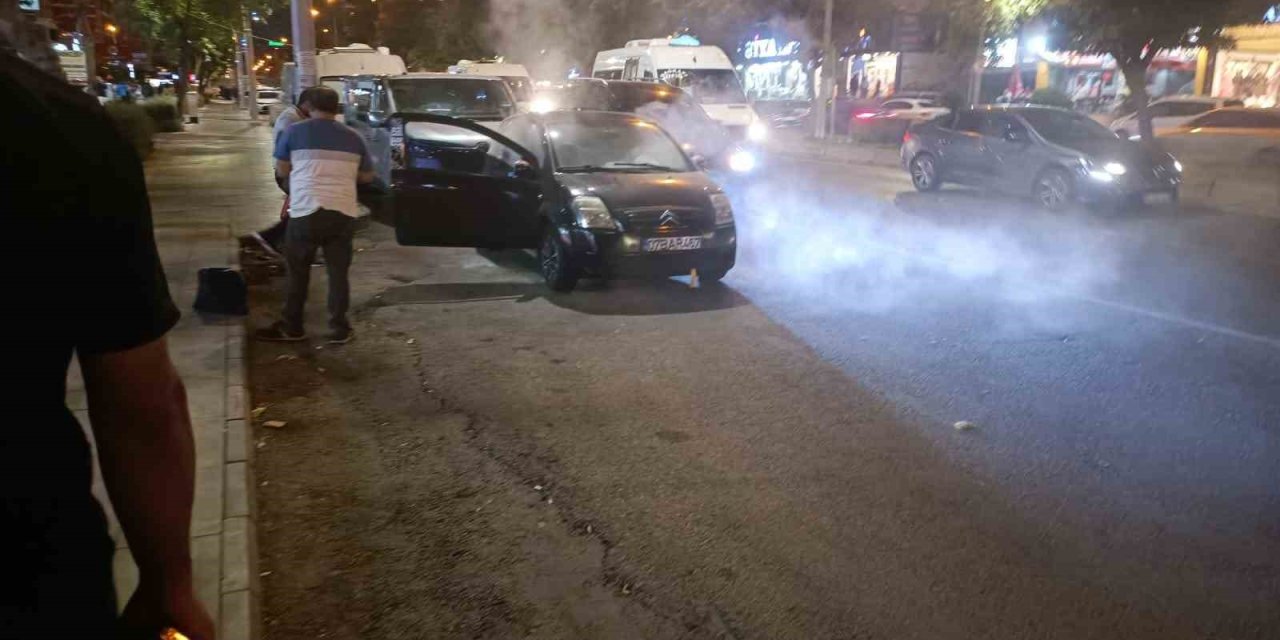 Duman yükselen otomobil alev almadan kontrol altına alındı