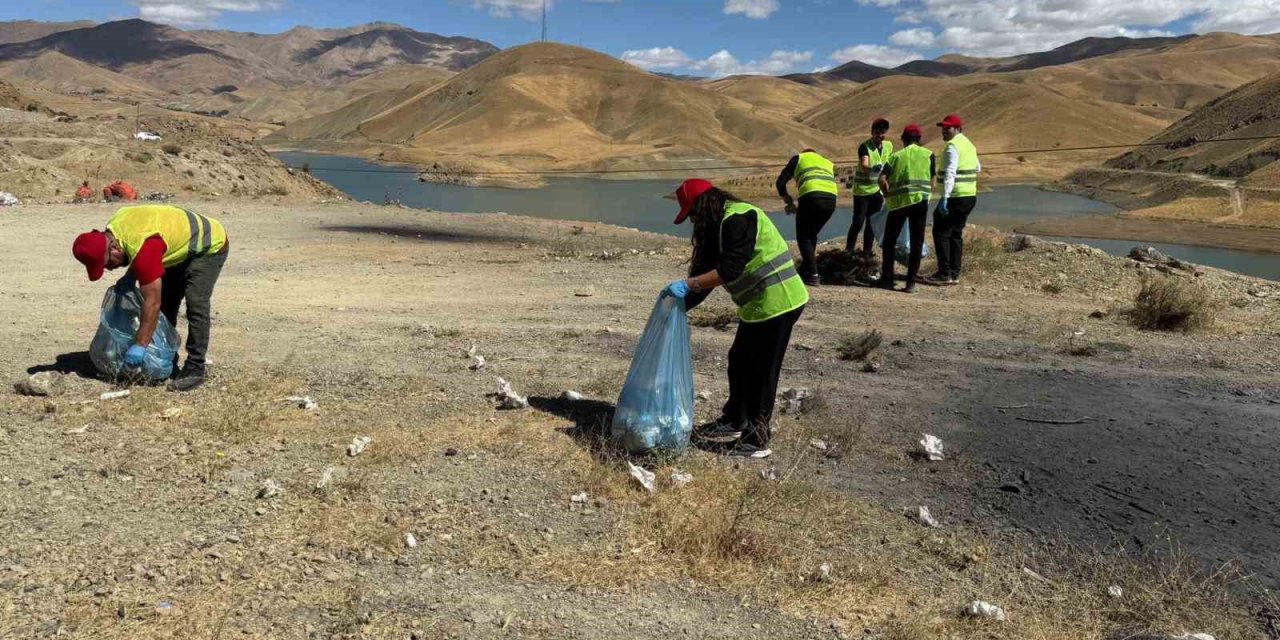 Yüksekova’da Dilimli Barajı'nın etrafı çöplerden arındırıldı